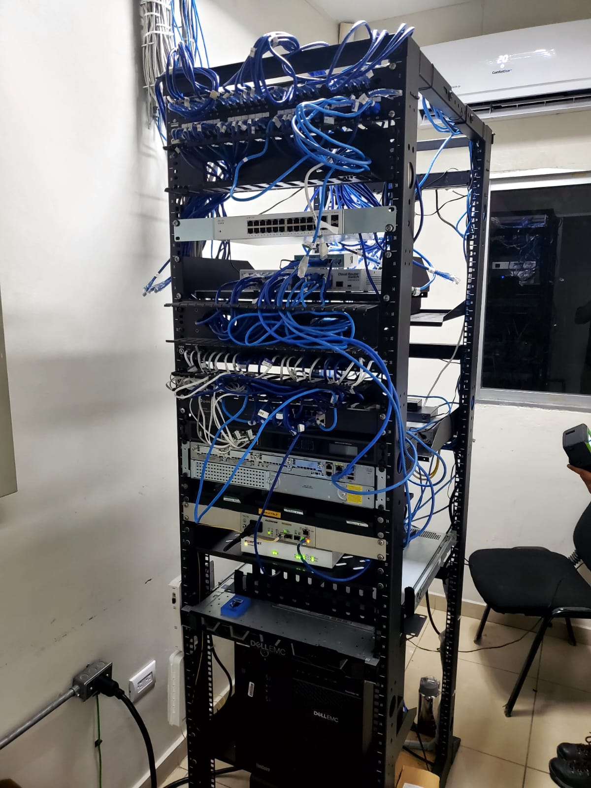 Rack con cables desordenados antes de reestructurar